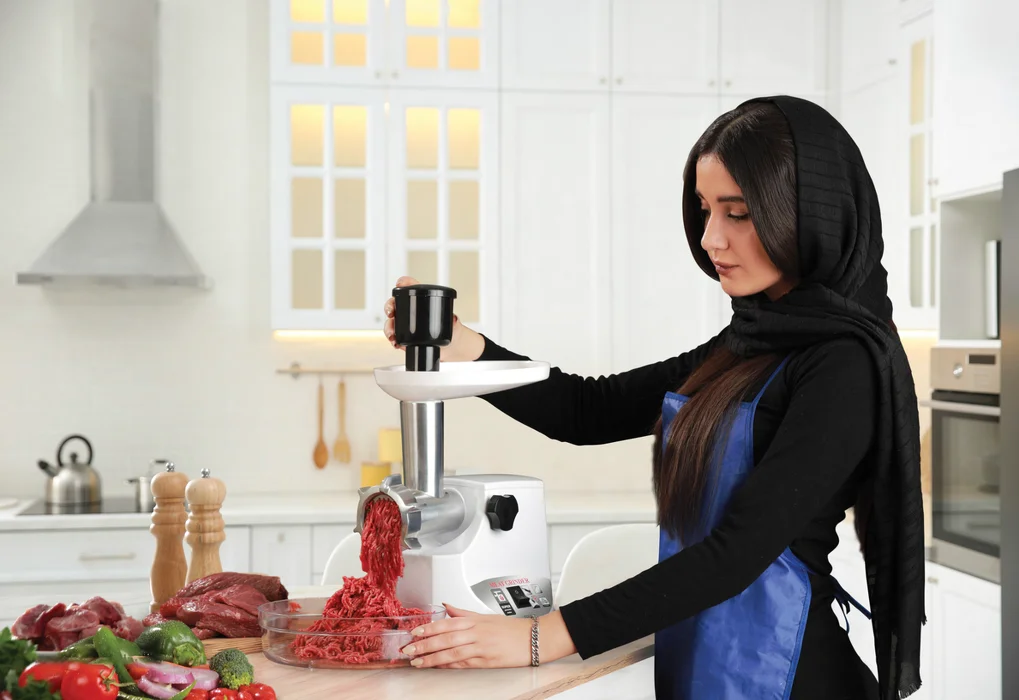 عکاسی تبلیغاتی برای کاتالوگ برند هیوا با نمایش محصول در فضای کاربردی و استفاده واقعی