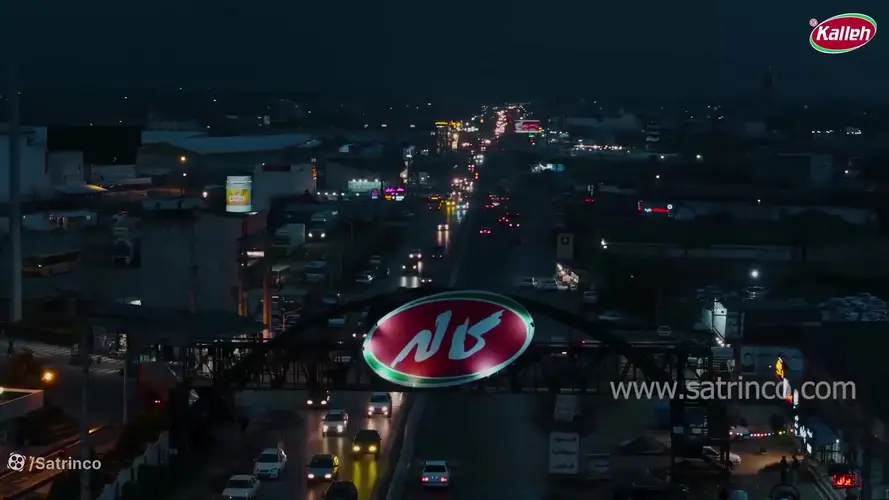 نمای شب کارخانه کاله و نشان این برند در پروژه فیلم صنعتی ساترین