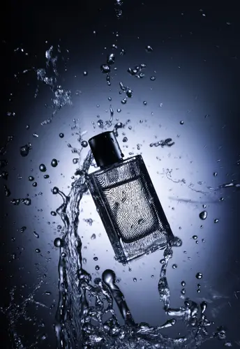 عکس تبلیغاتی عطر با نورپردازی حرفه‌ای و ترکیب‌بندی تجاری