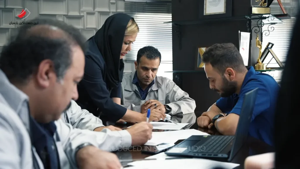 اعضای تیم اداری آیین صنعت نگین پارسیان در دفتر شرکت